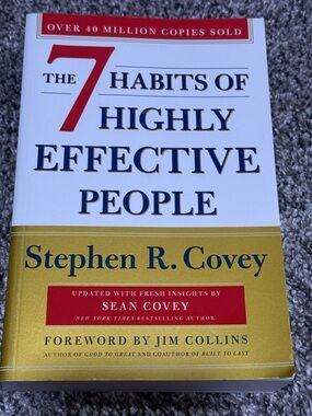 The 7 Habits of Highly Effective People by Stephen R. Covey - White & Gold Cover